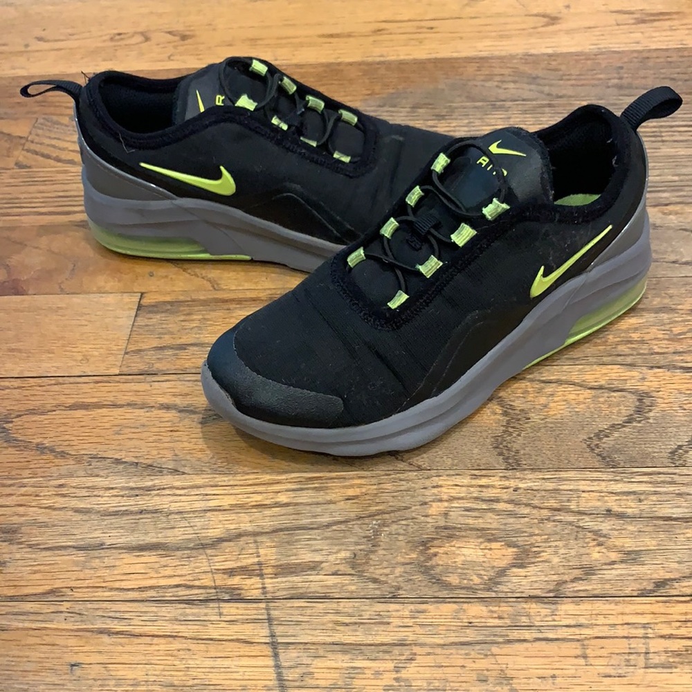 Black Nike Airs 1.5Y